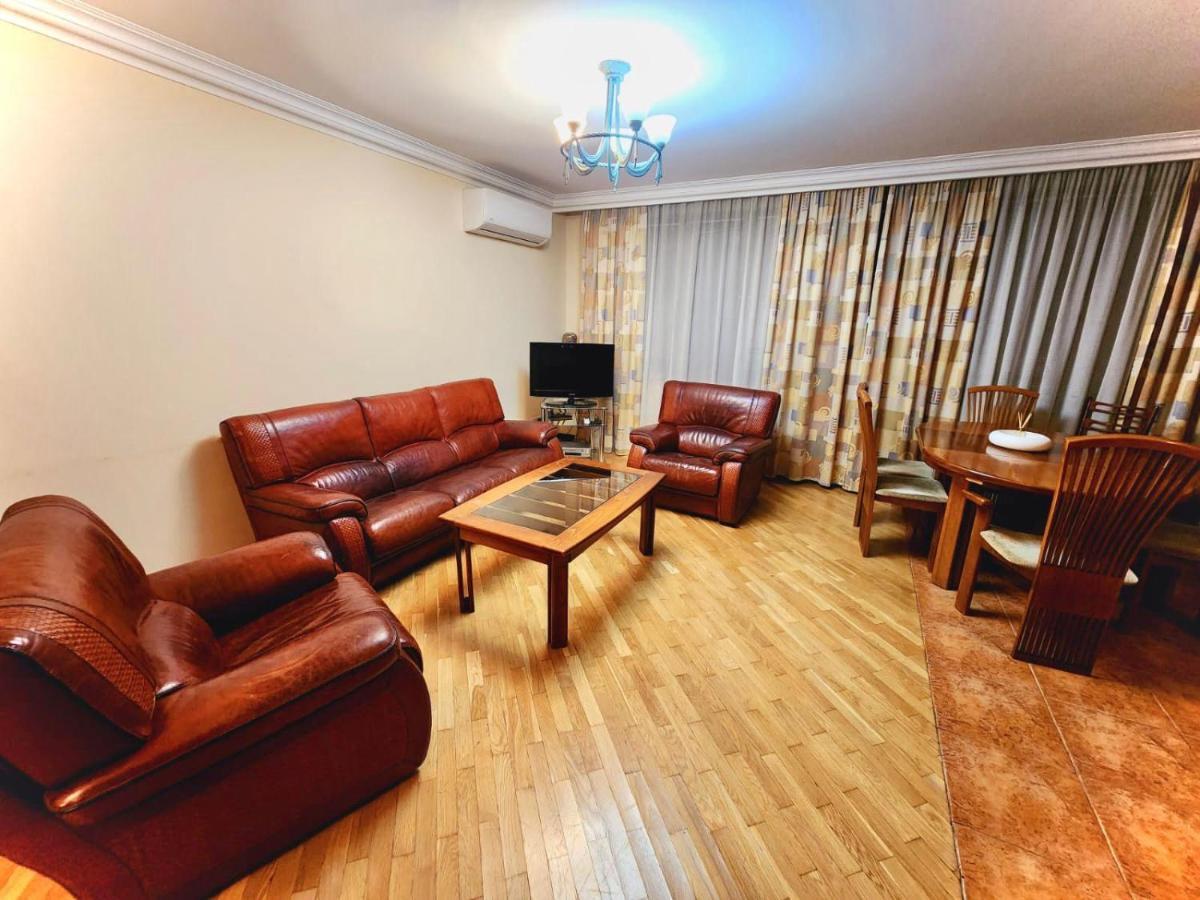 Family Spacious 3 Bedroom Apartment In The Middle Of City Center, Next To North Avenue Jerevan Eksteriør bilde