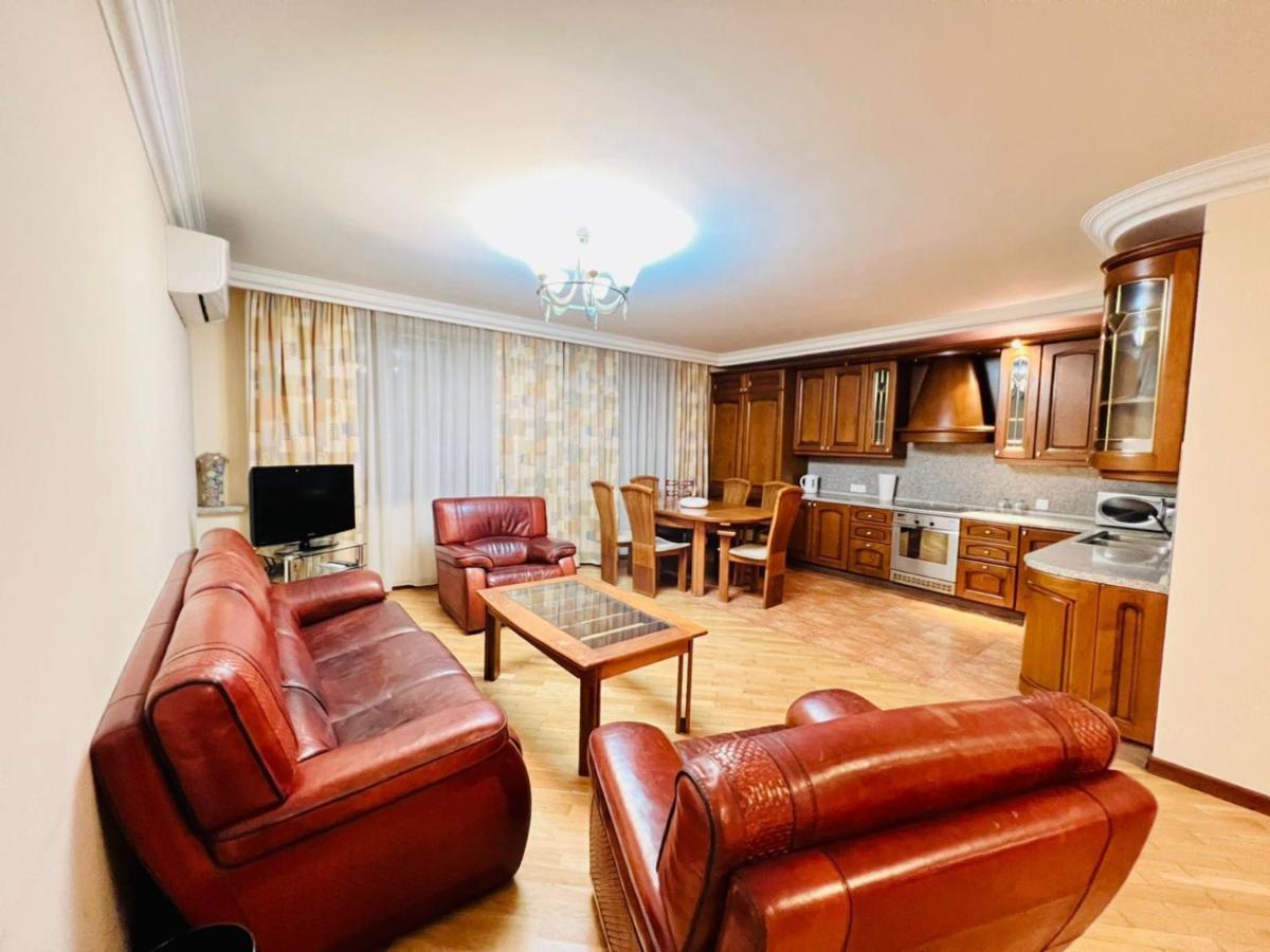 Family Spacious 3 Bedroom Apartment In The Middle Of City Center, Next To North Avenue Jerevan Eksteriør bilde