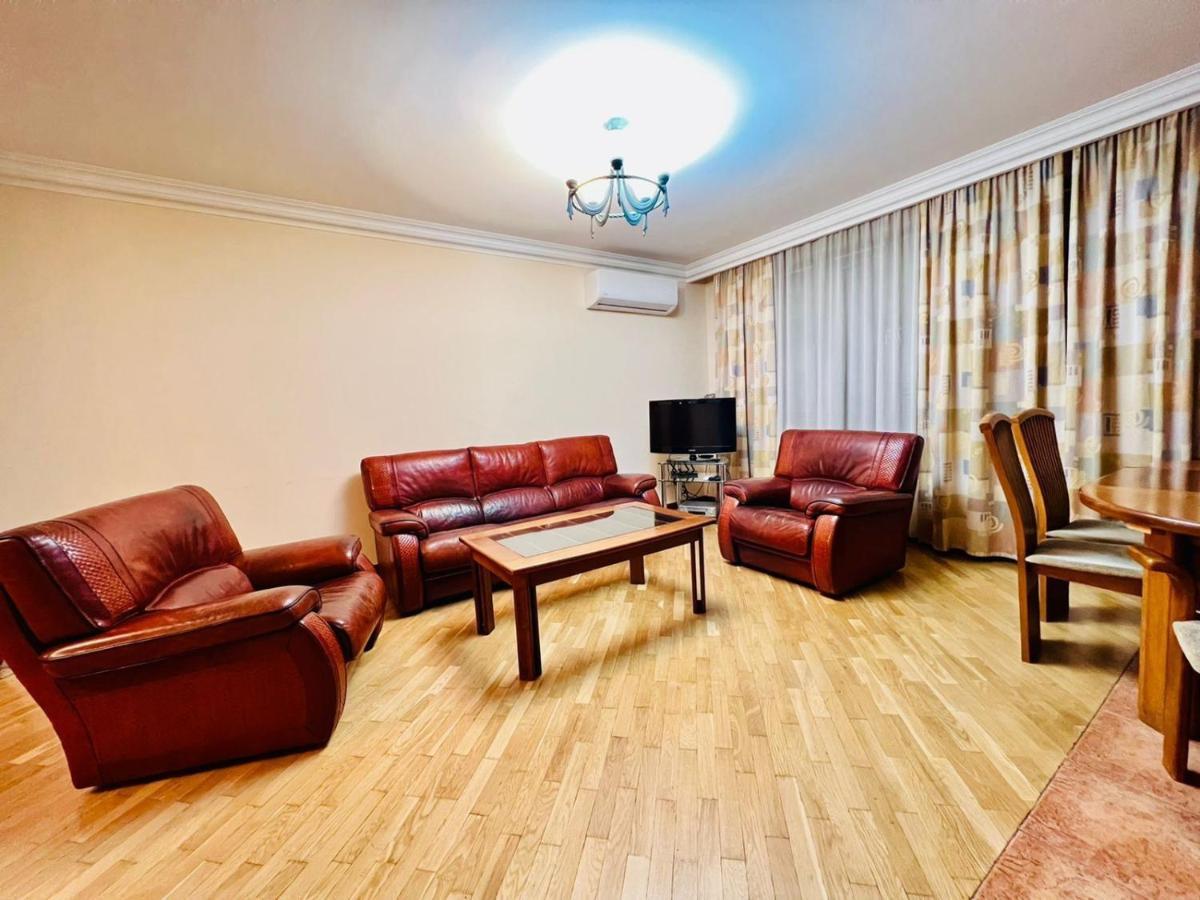 Family Spacious 3 Bedroom Apartment In The Middle Of City Center, Next To North Avenue Jerevan Eksteriør bilde