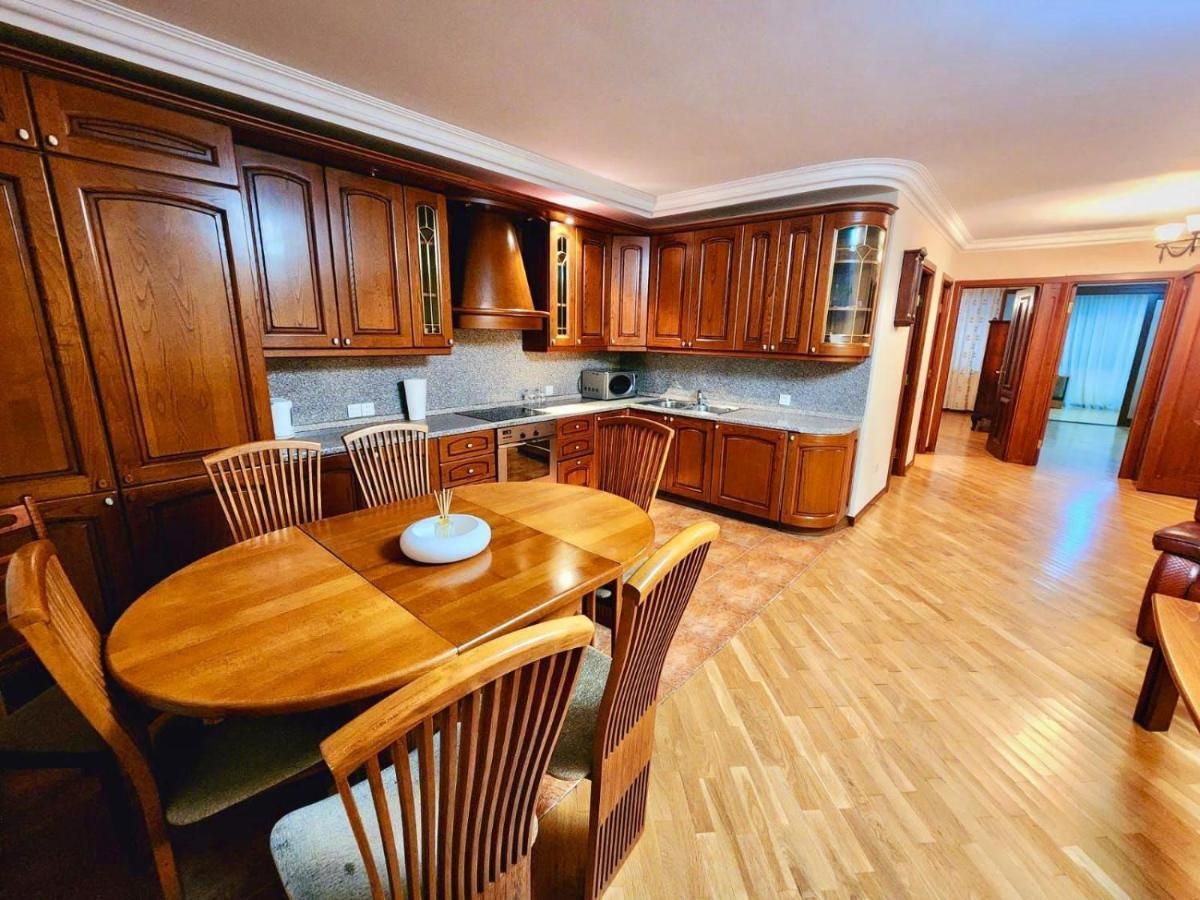 Family Spacious 3 Bedroom Apartment In The Middle Of City Center, Next To North Avenue Jerevan Eksteriør bilde